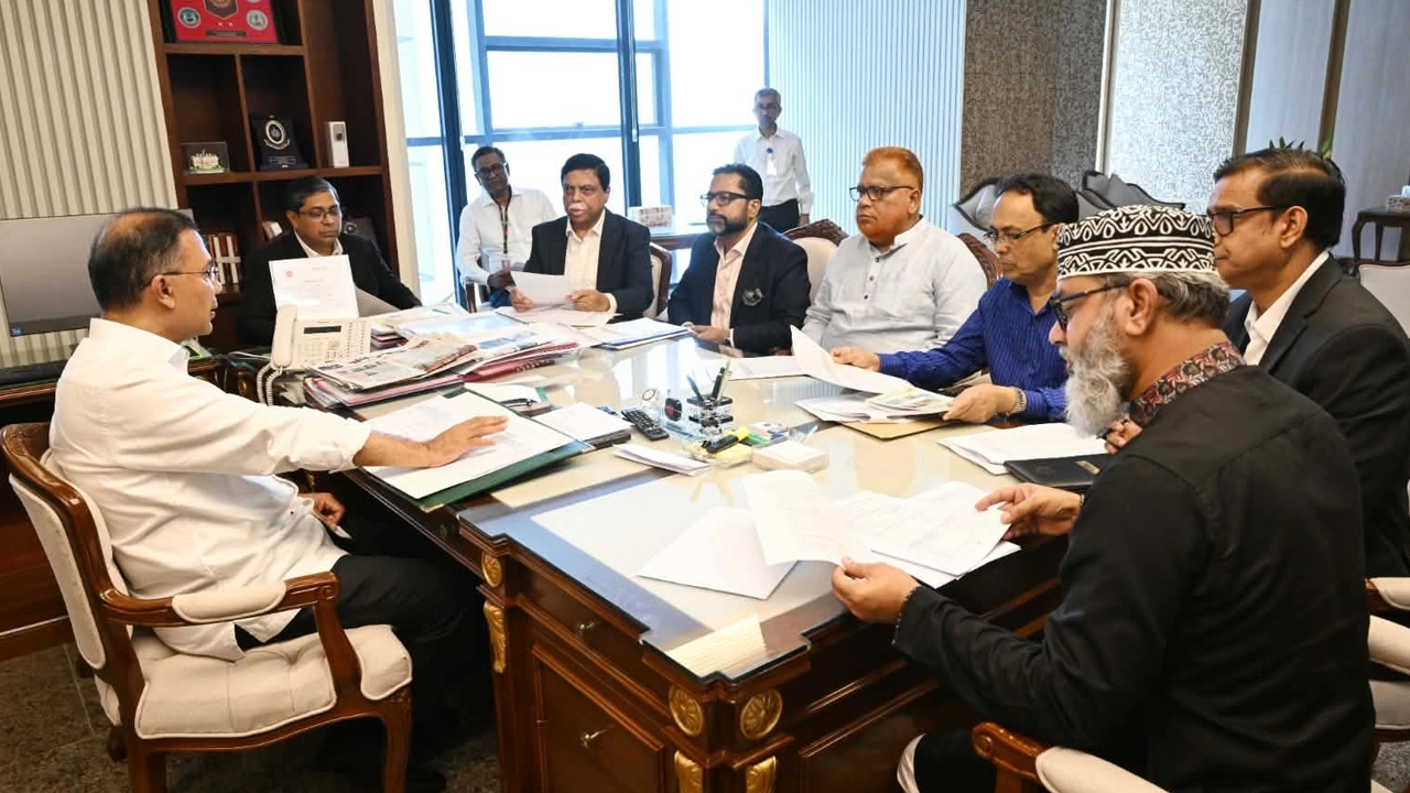 বাংলাদেশ সচিবালয়ের মন্ত্রিপরিষদ বিভাগে অনুষ্ঠিত বৈঠকে প্রধানমন্ত্রী