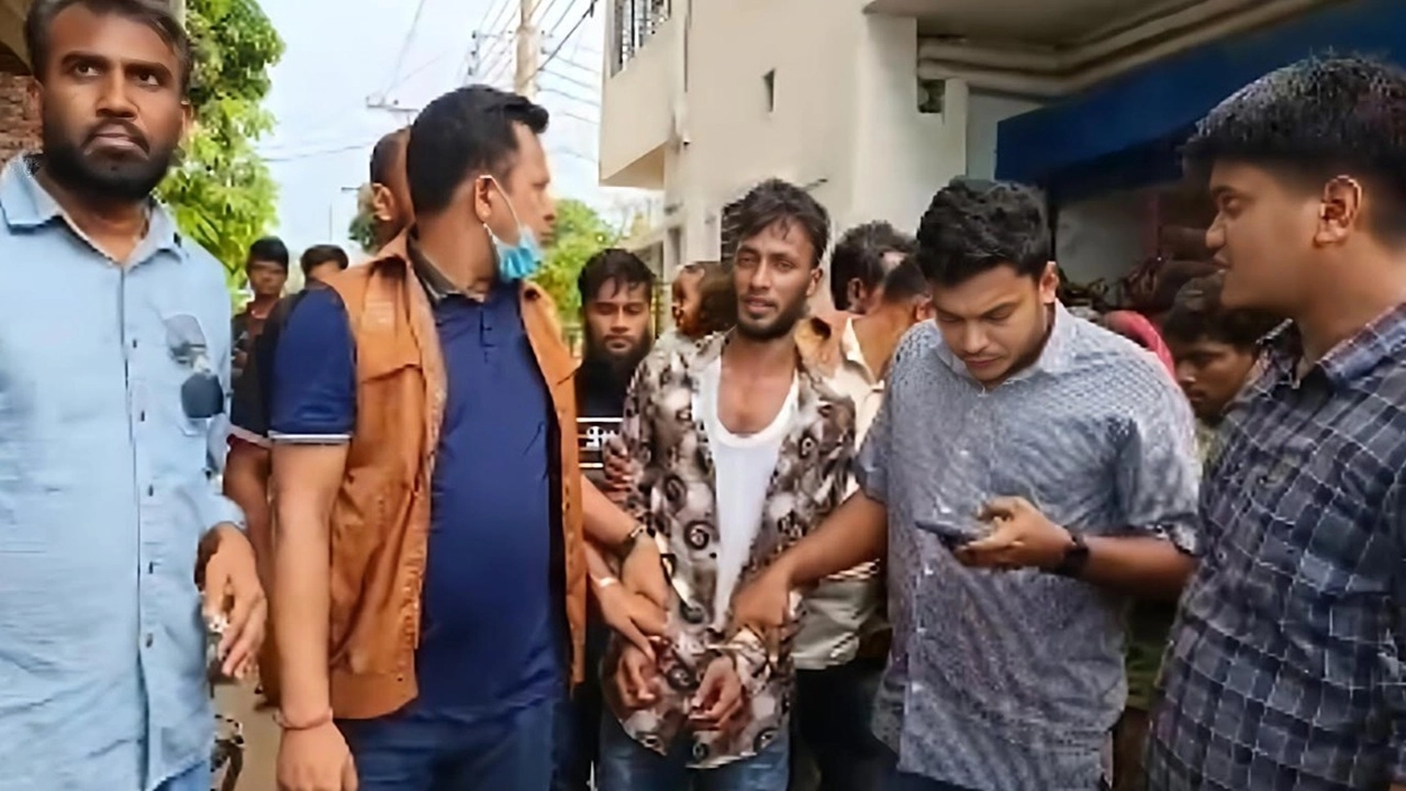 আদালত চত্বর থেকে হাতকড়াসহ দুই আসামির পলায়ন