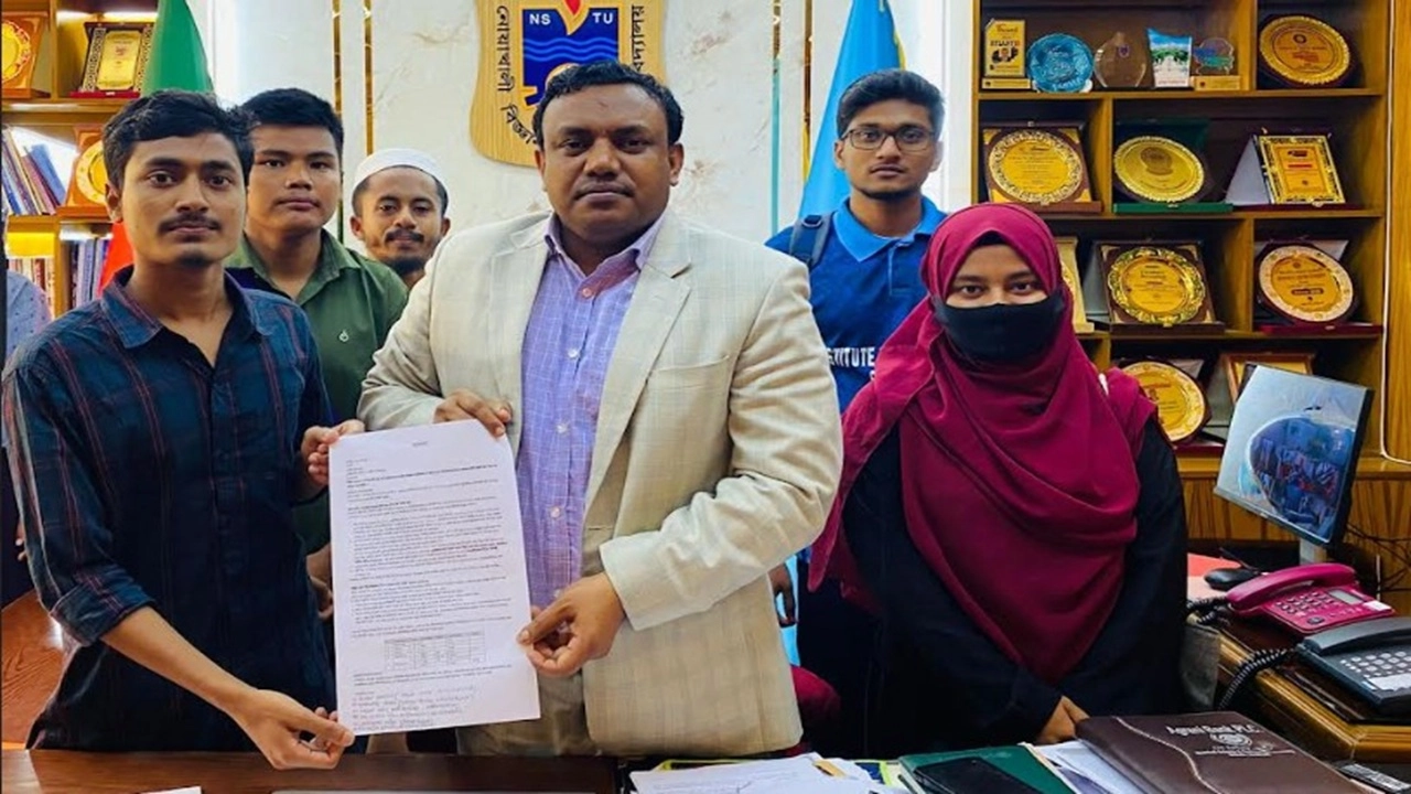 গুচ্ছ ভর্তিতে সাবজেক্ট চয়েজ ফি বাতিল ও মেরিট তথ্য প্রকাশের দাবি শিক্ষার্থীদের