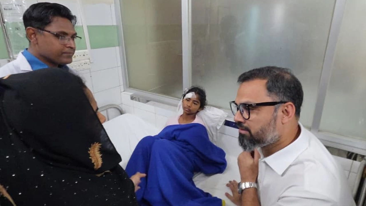রাজধানীর জাতীয় নিউরো সায়েন্স ইনস্টিটিউট ও হাসপাতালে চিকিৎসাধীন সোহদার পাশে যুব ও ক্রীড়া প্রতিমন্ত্রী আমিনুল হক