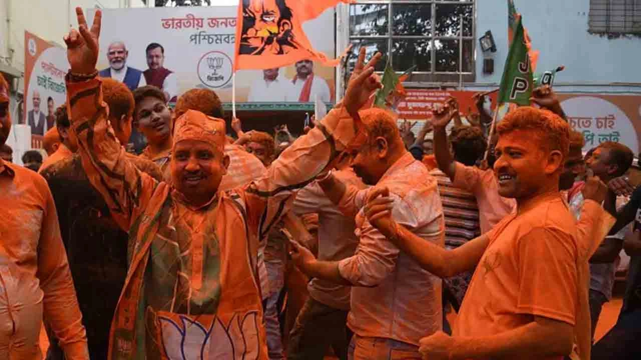 পশ্চিমবঙ্গে বিজেপির জয়ের পর কলকাতায় দলীয় সমর্থকদের উল্লাস ও উদযাপন