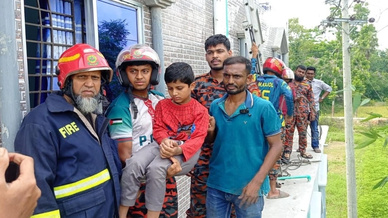 চাঁদপুরের মতলব দক্ষিণে মাদ্রাসা ভবনের তিনতলা থেকে আটকে পড়া শিক্ষার্থী মো. ওমর ফারুককে উদ্ধার করছে ফায়ার সার্ভিসের কর্মীরা।