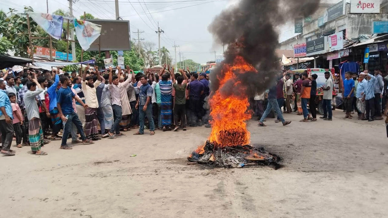 টায়ার জ্বালিয়ে বিক্ষোভ করছেন স্থানীয় জনতা।