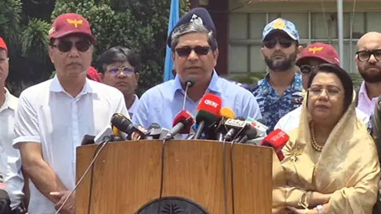 বগুড়া এয়ারফিল্ড ও সংশ্লিষ্ট এলাকা পরিদর্শন শেষে প্রেস ব্রিফিংয়ে কথা বলছেন সরকারের মন্ত্রী, প্রতিমন্ত্রী ও বিমানবাহিনী প্রধান।