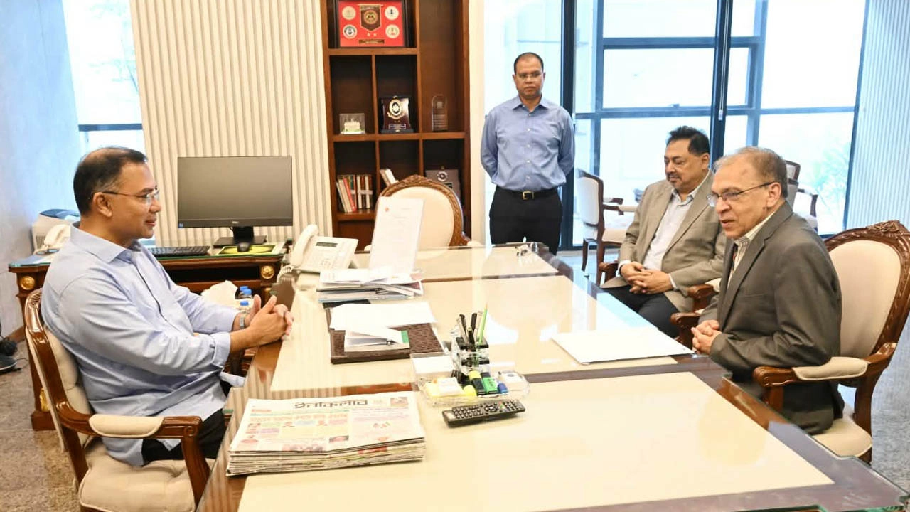 প্রধানমন্ত্রীর সঙ্গে টিআইবি নির্বাহী পরিচালকের সাক্ষাৎ