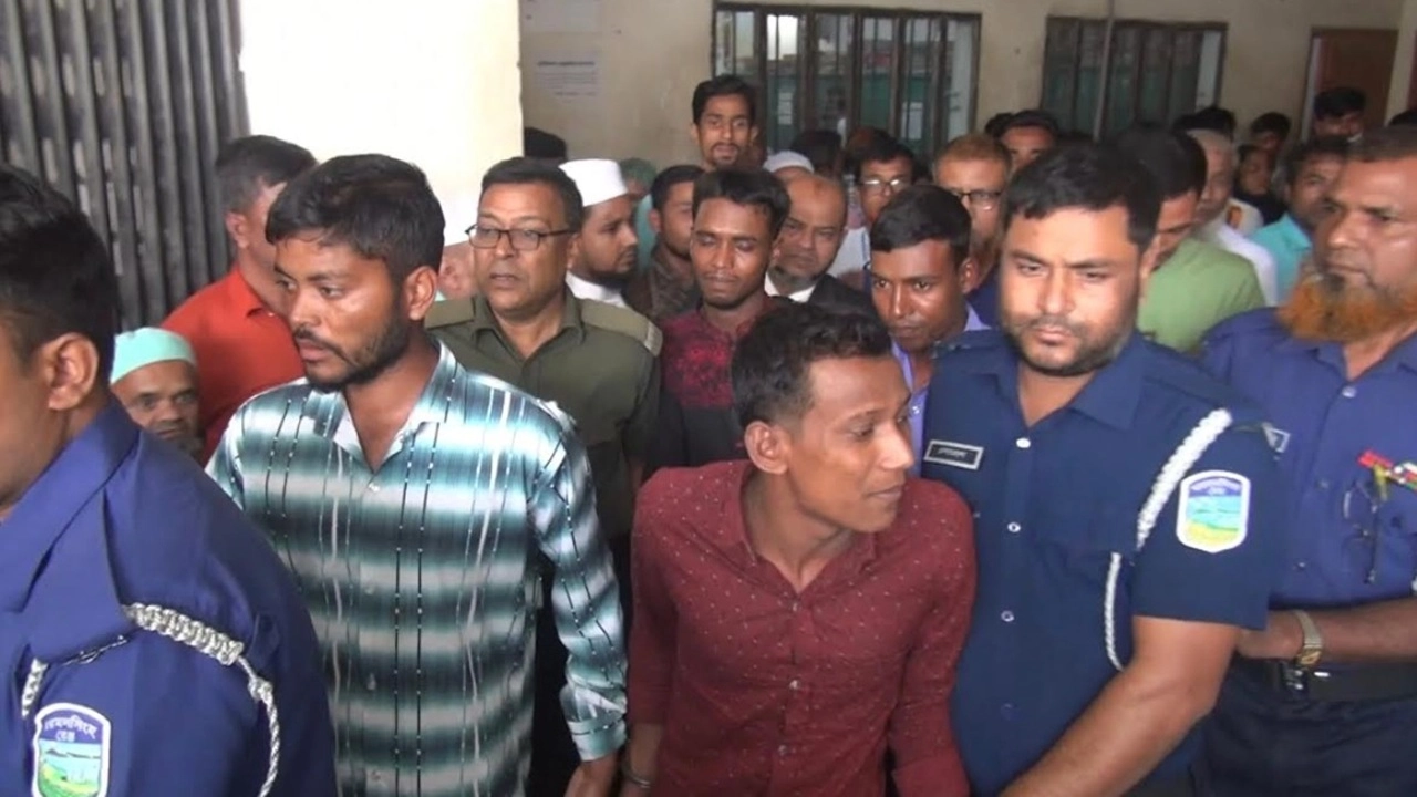 জামালপুরের ইসলামপুরে নবম শ্রেণির এক স্কুলছাত্রীকে সংঘবদ্ধ ধর্ষণের মামলায় তিনজনকে মৃত্যুদণ্ড দিয়েছেন আদালত।