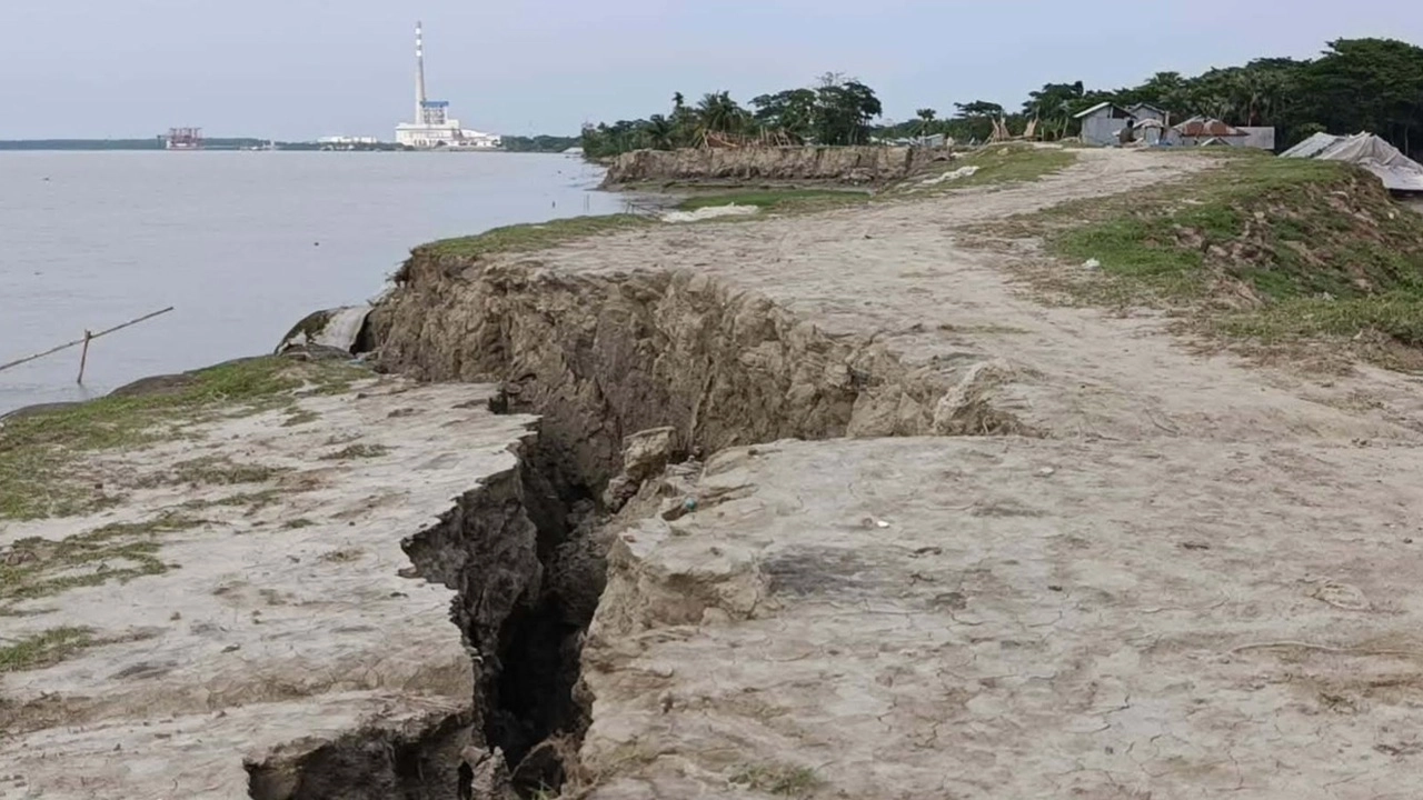 তালতলীতে পায়রা নদীর বেড়িবাঁধে ফাটল