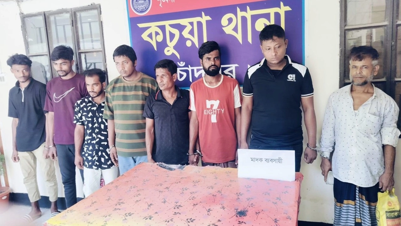 ছবি: মাদক ব্যবসায়ী ও পলাতক আসামিসহ ১৭ জন।