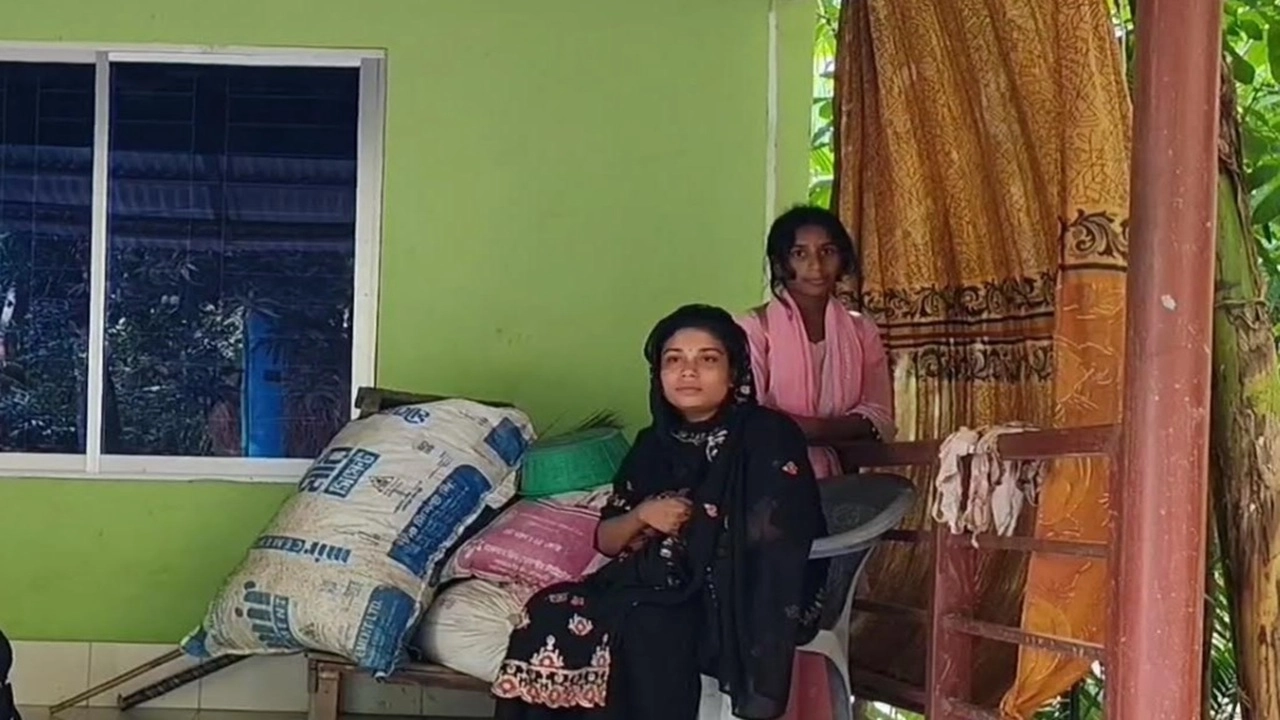 স্ত্রীর স্বীকৃতির দাবিতে স্বামীর বাড়িতে অনশন কুড়িগ্রামের তরুণীর