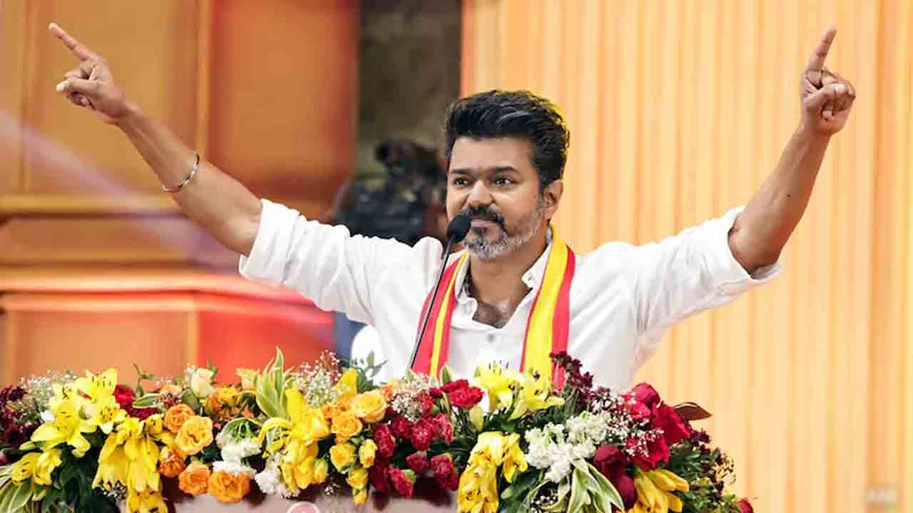 বিজয়ের দলের ১০৭ বিধায়কের পদত্যাগের হুঁশিয়ারি