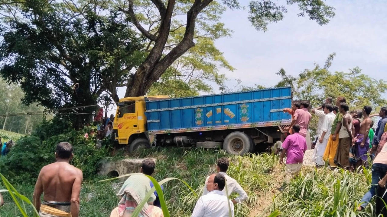 সাটুরিয়ায় ট্রাক ও মোটরসাইকেল মুখোমুখি সংঘর্ষের ঘটনা ঘটেছে।
