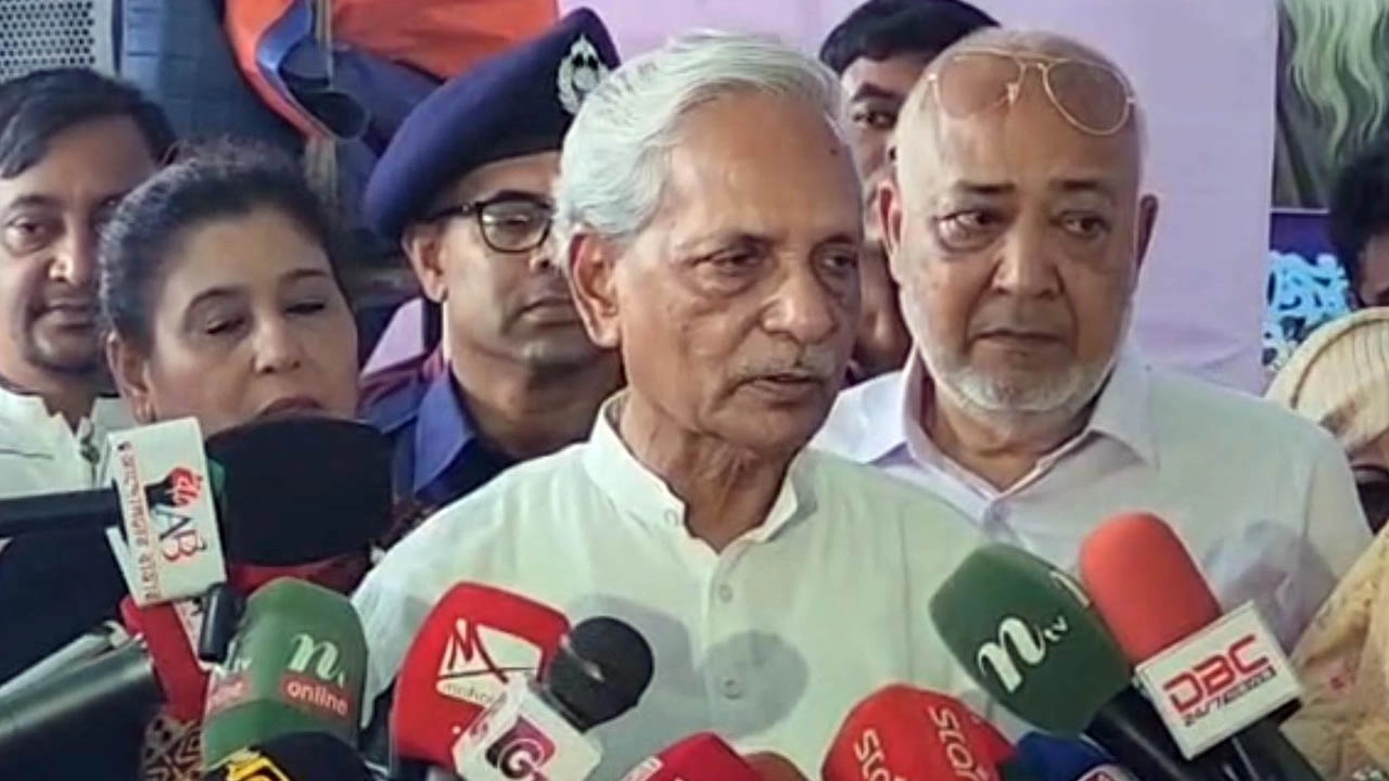 সাংবাদিকদের সংঙ্গে কথা বলছেন সংস্কৃতি বিষয়ক মন্ত্রণালয়ের মন্ত্রী নিতাই রায় চৌধুরী।