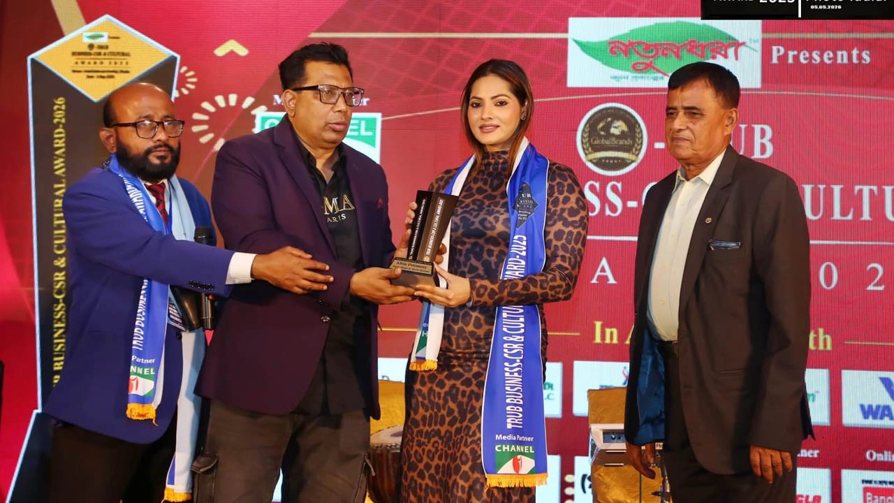 অ্যাওয়ার্ড গ্রহণ করছেন চিত্রনায়িকা প্রিয়মনি।