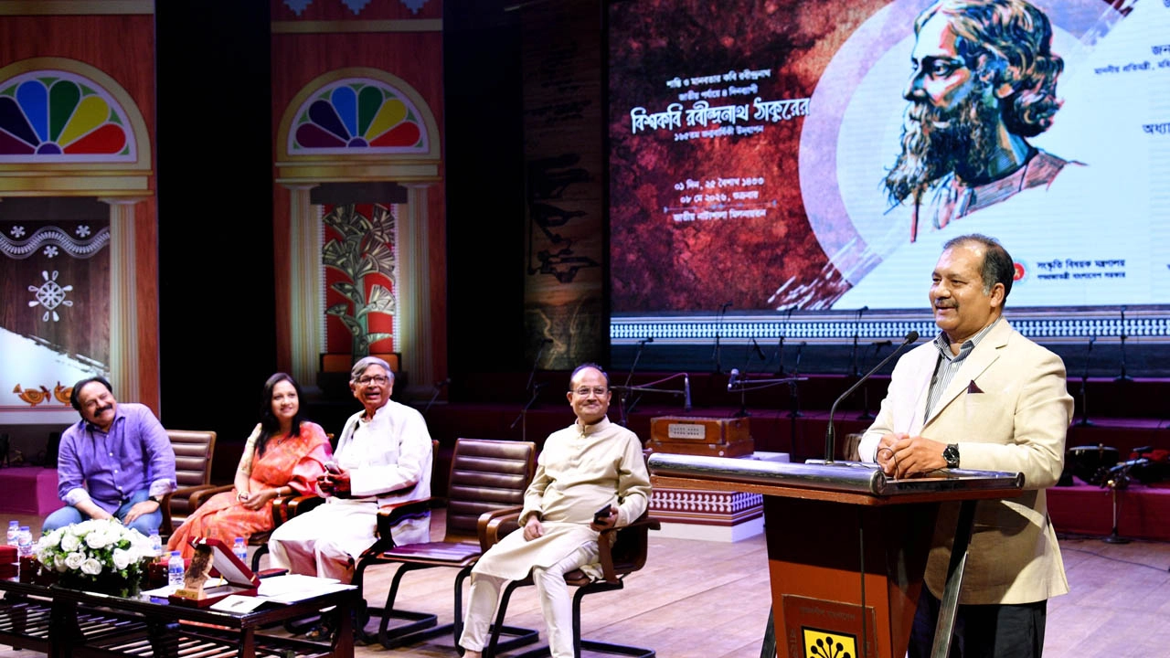 বক্তব্য দিচ্ছেন তথ্য ও সম্প্রচার মন্ত্রী জহির উদ্দিন স্বপন।