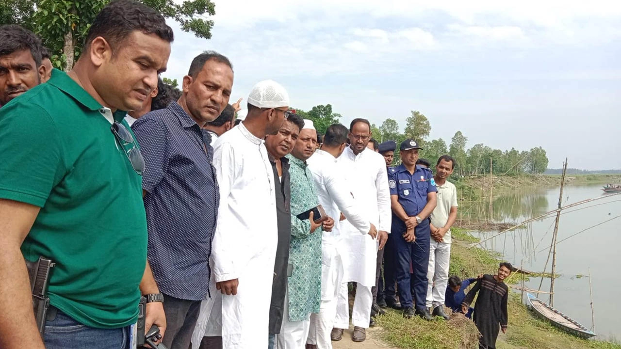 সুবর্ণতলী গ্রামের ধলেশ্বরী নদীর ভাঙন কবলিত এলাকা পরিদর্শন করছেন মৎস্য ও প্রাণিসম্পদ মন্ত্রণালয়ের প্রতিমন্ত্রী সুলতান সালাউদ্দিন টুকু।