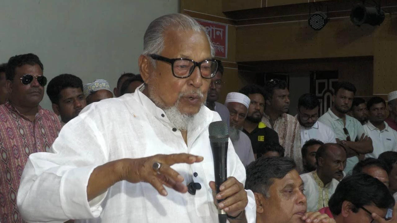 বক্তব্য দিচ্ছেন নজরুল ইসলাম খান।