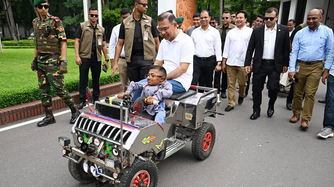 ওয়াকিমুল ইসলামের তৈরি করা বিশেষ স্মার্ট কার পরিদর্শন করেন প্রধানমন্ত্রী।