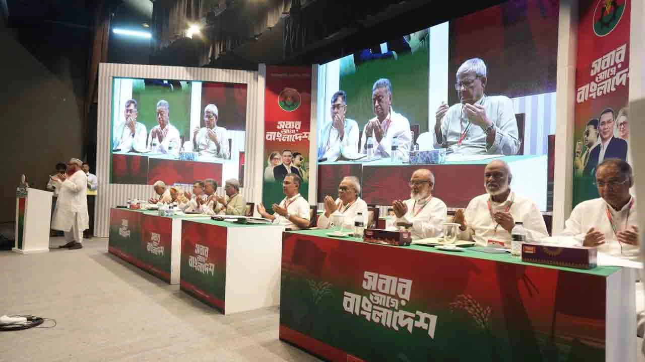 কৃষিবিদ মিলনায়তনে বিএনপি এবং এর অঙ্গ ও সহযোগী সংগঠনের নেতাদের সঙ্গে মতবিনিময় করছেন প্রধানমন্ত্রী। ছবি : সংগৃহীত