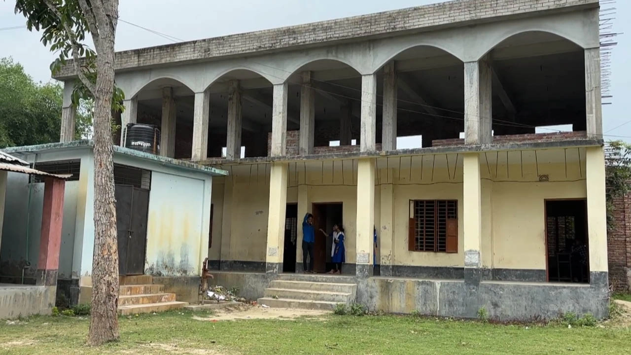 ৩৭ লাখ টাকার স্কুল ভবন, নেই ওঠার সিঁড়ি