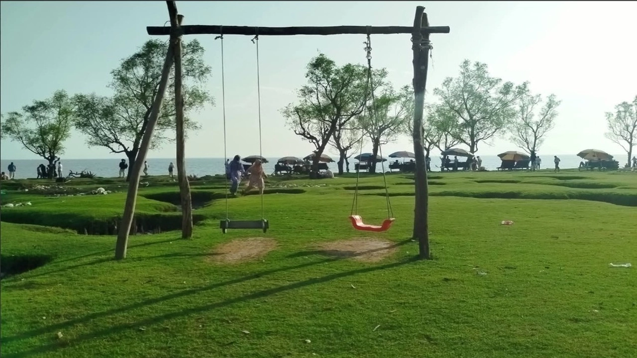গুলিয়াখালি সমুদ্র সৈকত এলাকার দোলনা