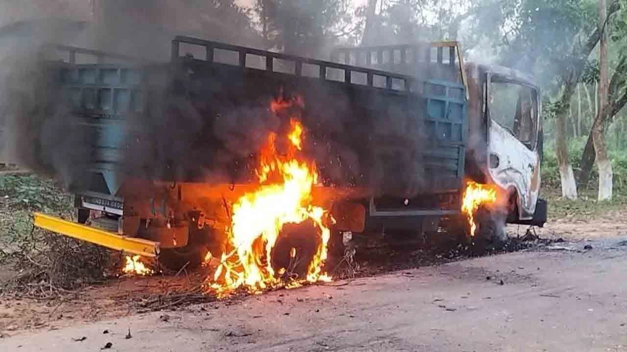 ট্রাকে আগুন দিয়েছে বিক্ষুব্ধ জনতা