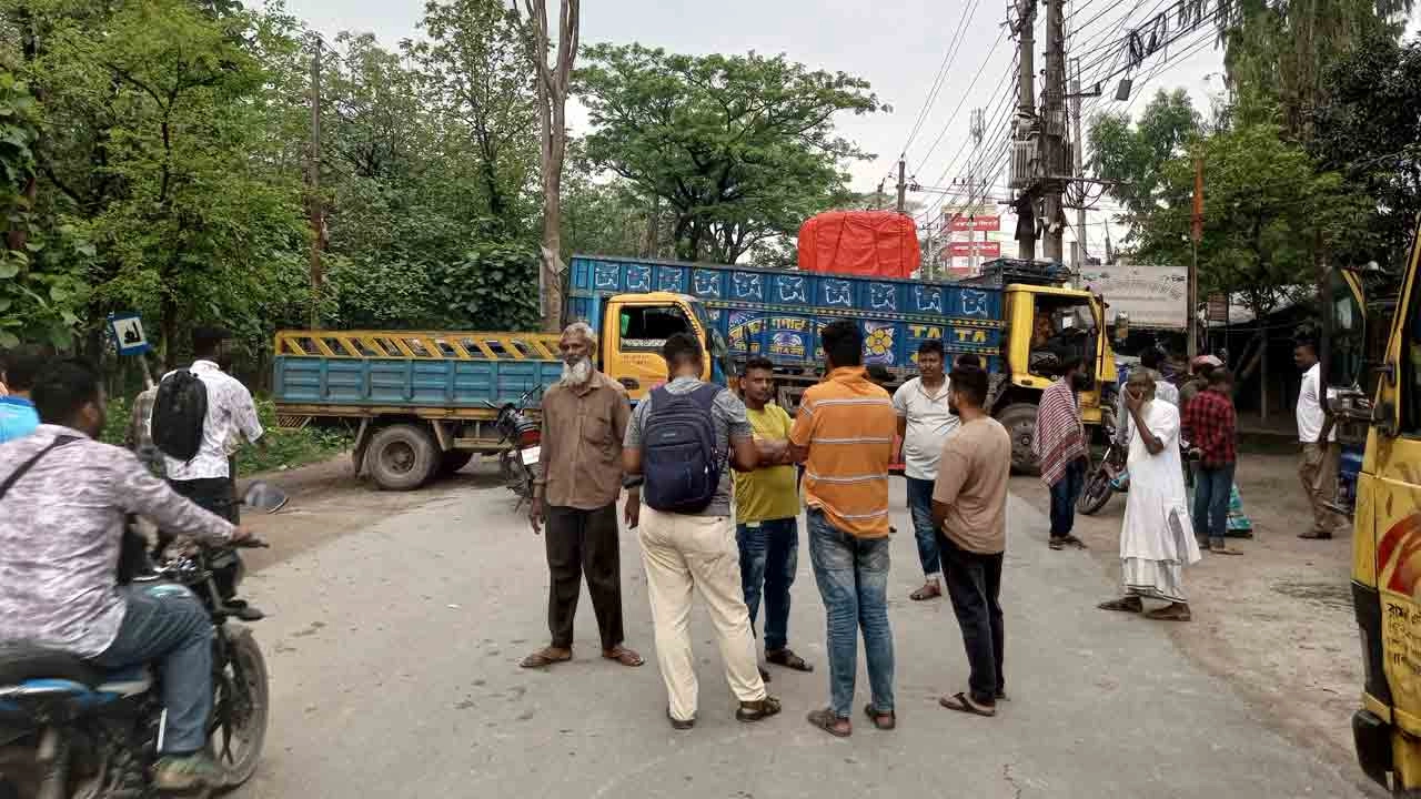 দিনাজপুর-ঢাকা-রংপুর মহাসড়ক অবরোধ করেছে ট্রাক শ্রমিকরা