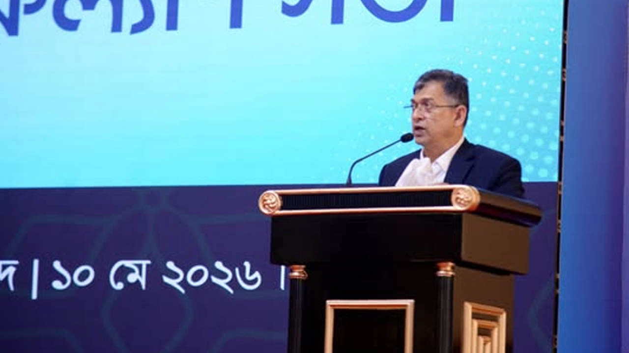 বক্তব্য দিচ্ছেন স্বরাষ্ট্রমন্ত্রী সালাহউদ্দিন আহমদ।