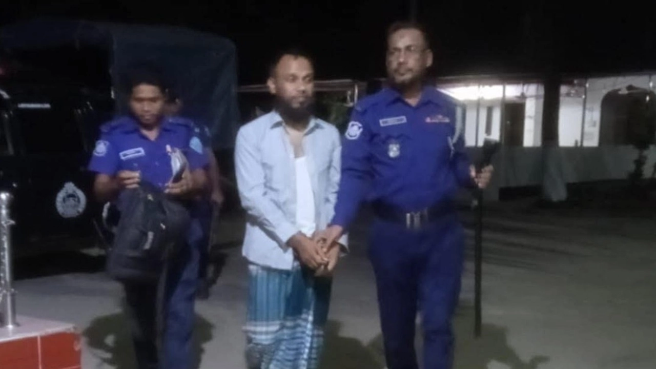 যৌতুক নিরোধ আইনের মামলায় গ্রেপ্তার হওয়া আসামি মো. মিজানুর রহমানকে শনিবার রাতে মতলব উত্তর থানা পুলিশের হাতে আটক।