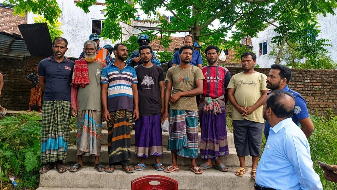 মঠবাড়িয়ায় ৫ লাখ টাকার মাছের রেণু জব্দ: ৭ পাচারকারীর কারাদণ্ড