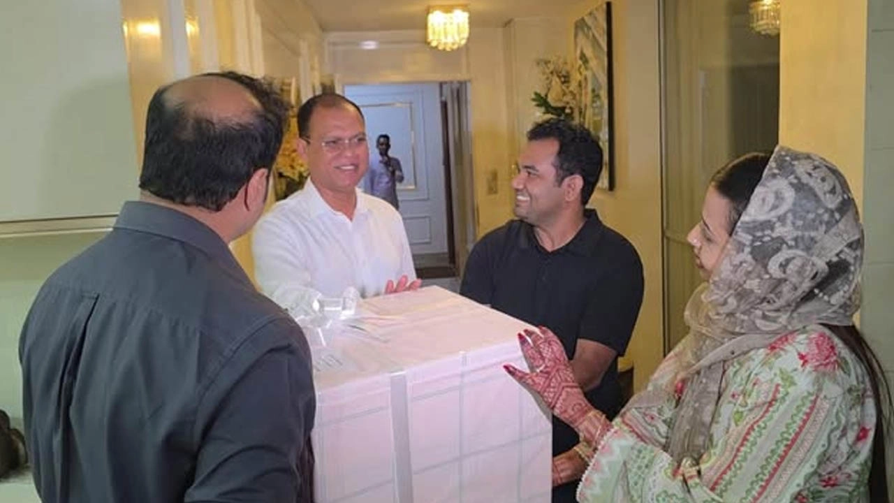উপহার পৌঁছে দেন প্রধানমন্ত্রীর অতিরিক্ত প্রেস সচিব আতিকুর রহমান রুমন।