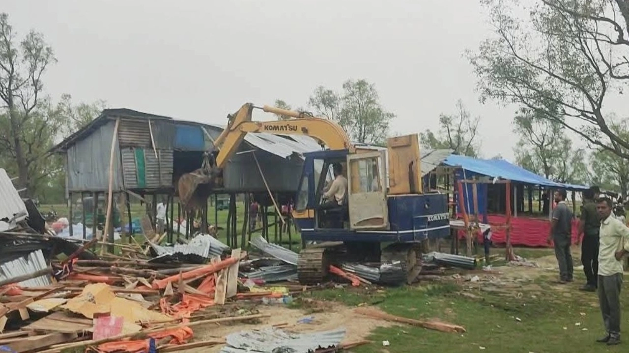 গুলিয়াখালী সৈকতে অভিযান