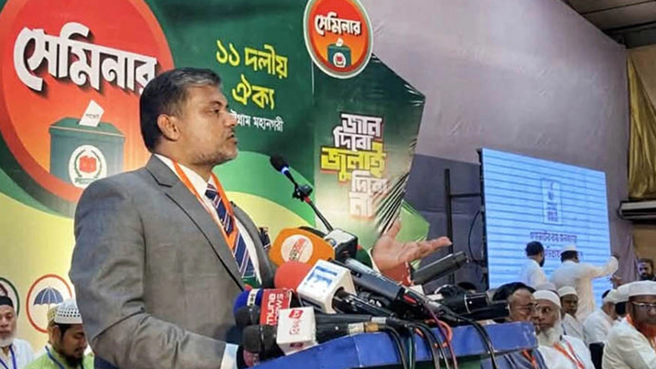 বক্তব্য দিচ্ছেন অ্যাডভোকেট শিশির মনির।