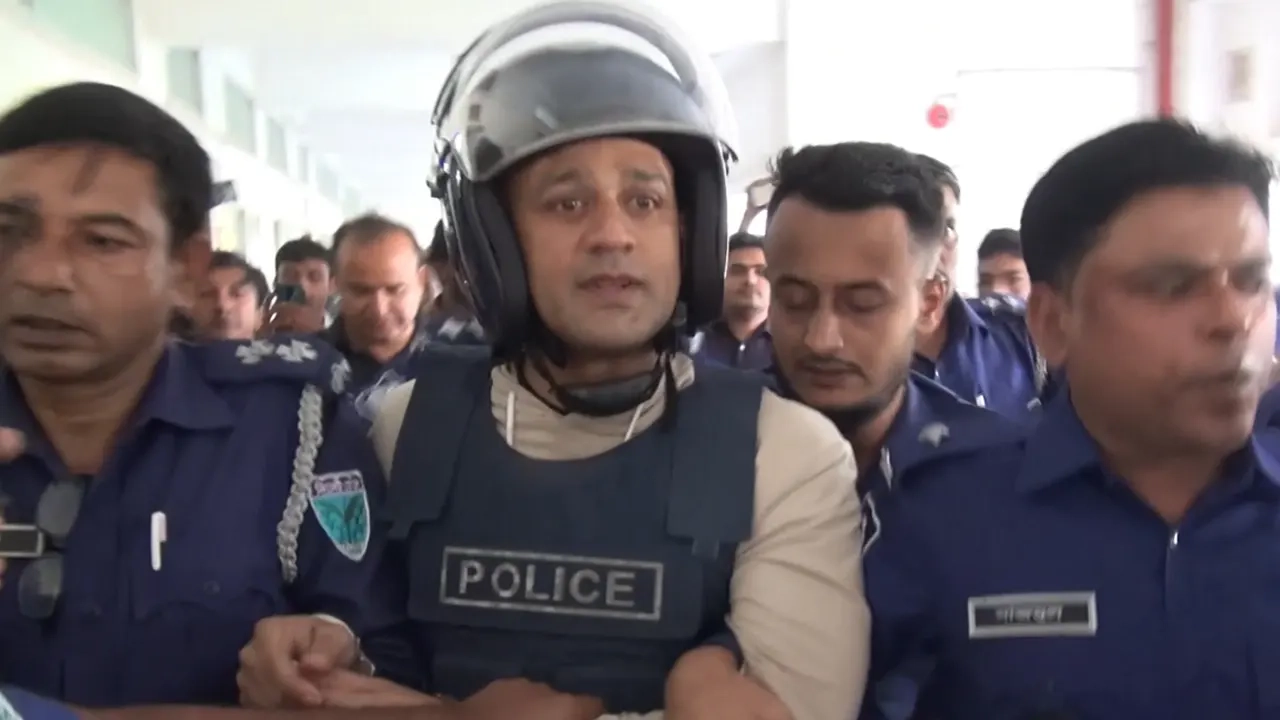 আদালত প্রাঙ্গনে ব্যারিস্টার সুমন ।। ফাইল ছবি