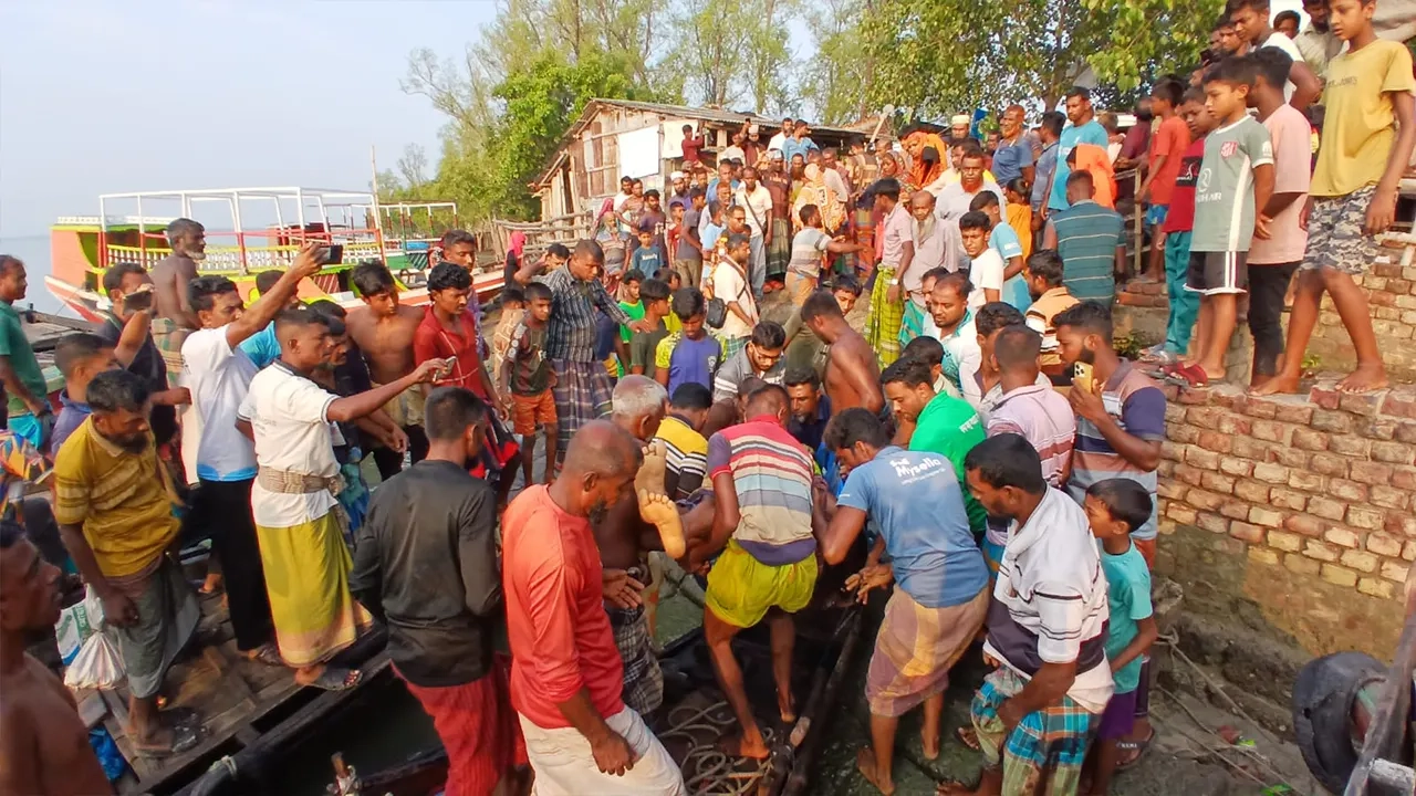 সুন্দরবনে বাঘের আক্রমণে আহত মৌয়ালকে লোকালয়ে আনা হয়