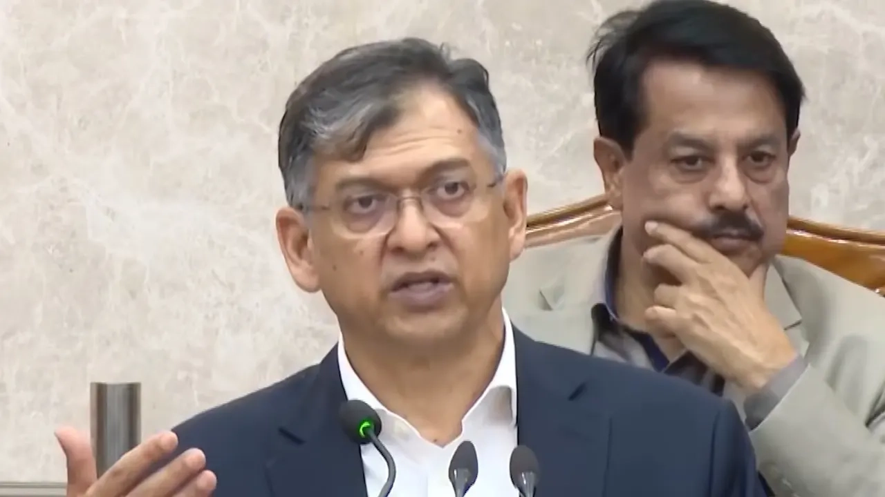 পুলিশ সপ্তাহ উপলক্ষে প্রধানমন্ত্রীর কার্যালয়ের শাপলা হলে আয়োজিত অনুষ্ঠানে স্বরাষ্ট্রমন্ত্রী