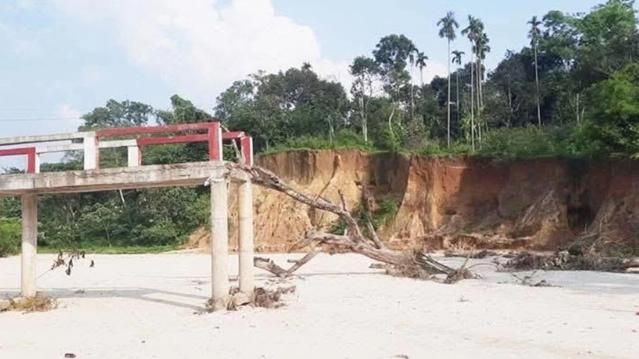 চুনারুঘাটের সাতছড়ি ত্রিপুরা পল্লী টিলা ধসে অস্তিত্ব সংকটে, আতঙ্কে ২৪ পরিবার