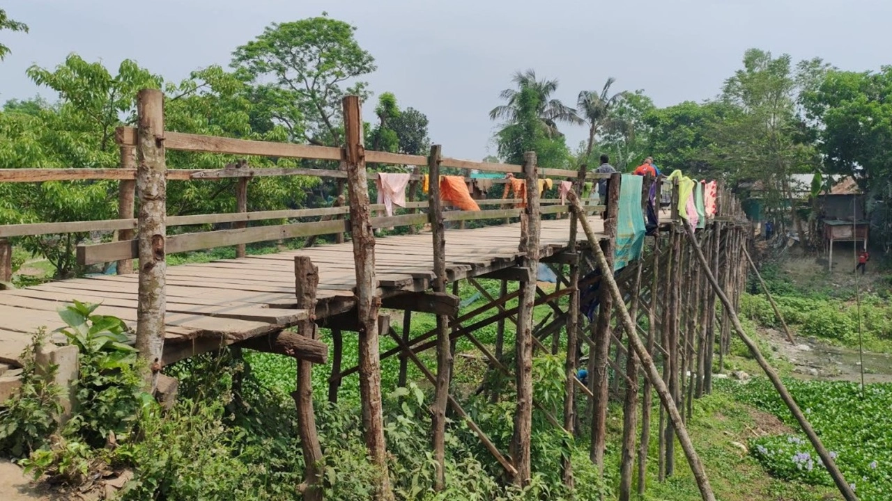 টাঙ্গাইলের বাসাইলে লাঙ্গুলিয়া নদীর ওপর নির্মিত কাঠের সাঁকো