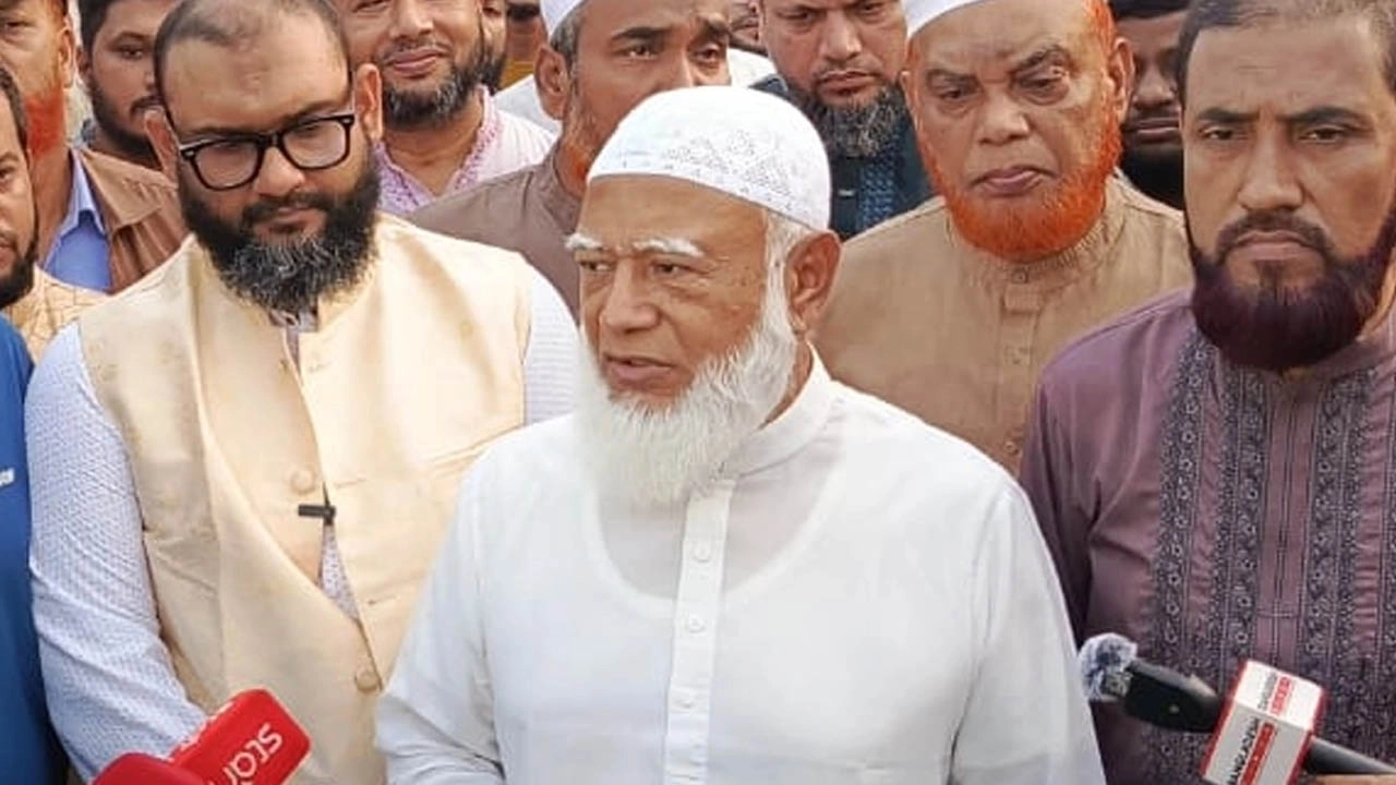 সাংবাদিকদের সঙ্গে কথা বলছেন জামায়াত আমির ডা. শফিকুর রহমান।
