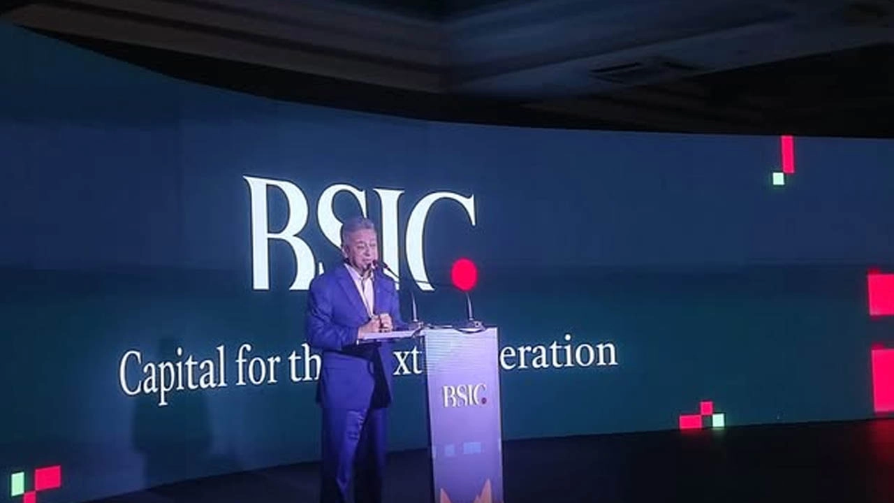 বক্তব্য দিচ্ছেন অর্থ ও পরিকল্পনা উপদেষ্টা আমির খসরু মাহমুদ চৌধুরী।