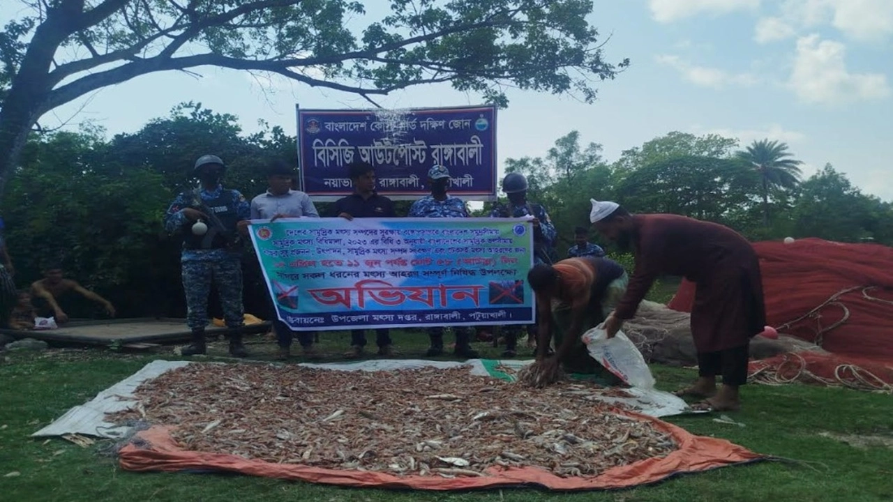 তিন ট্রলার মালিককে জরিমানা