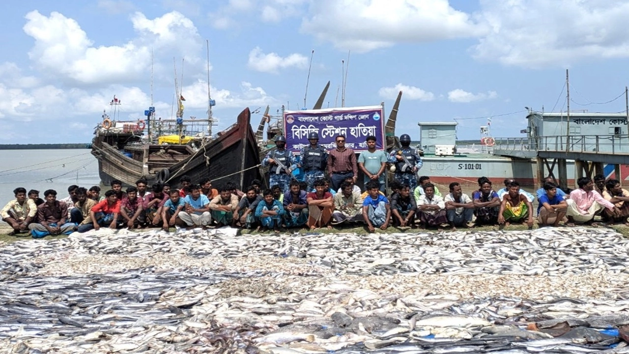 হাতিয়ায় কোস্ট গার্ডের বিশেষ অভিযান ফিশিং বোটসহ ৪৫ জেলে আটক, বিপুল সামুদ্রিক মাছ জব্দ