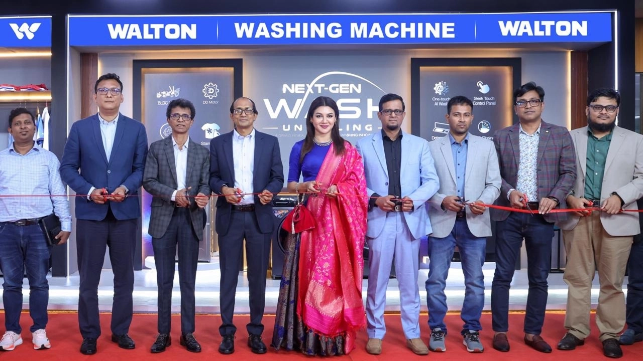 ওয়ালটনের নতুন ৪ মডেলের ওয়াশিং মেশিন উদ্বোধন করছেনজয়া আহসানসহ ঊর্ধ্বতন কর্মকর্তাগণ