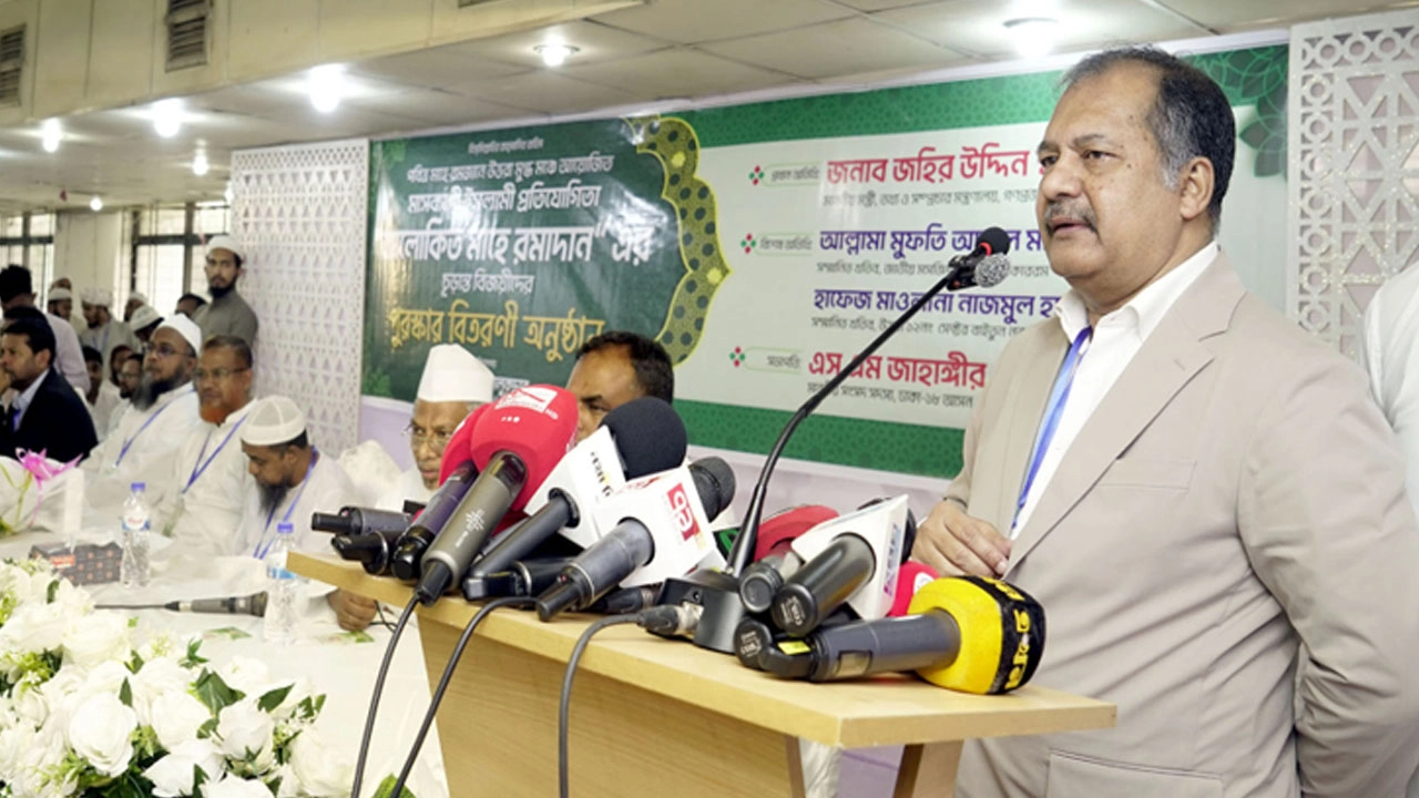 তথ্য ও সম্প্রচার মন্ত্রী জহির উদ্দিন স্বপন আজ বুধবার রাজধানীর উত্তরা কমিউনিটি সেন্টারে মাসব্যাপী ইসলামী প্রতিযোগিতা ‘আলোকিত মাহে রমাদান’-এর চূড়ান্ত বিজয়ীদের পুরস্কার বিতরণী অনুষ্ঠানে প্রধান অতিথির বক্তব্য দেন।