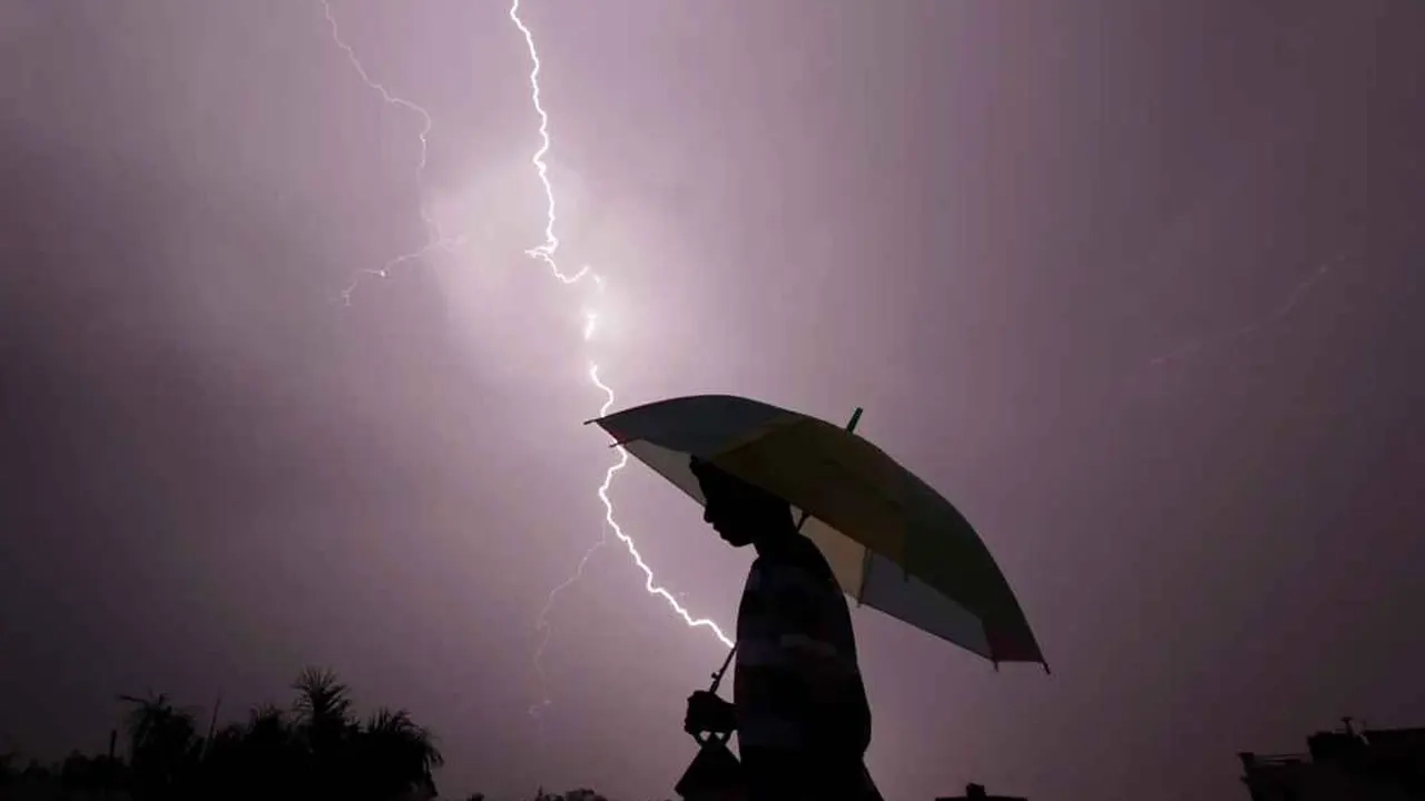 ভারতে ঝড়-বৃষ্টি ও বজ্রপাতে ৩৩ জনের মৃত্যু
