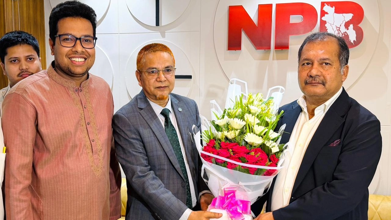 নিউজ কার্যালয় পরিদর্শনকালে এনপিবি নিউজের সম্পাদক, হেড অব ডিজিটাল ও তথ্যমন্ত্রী