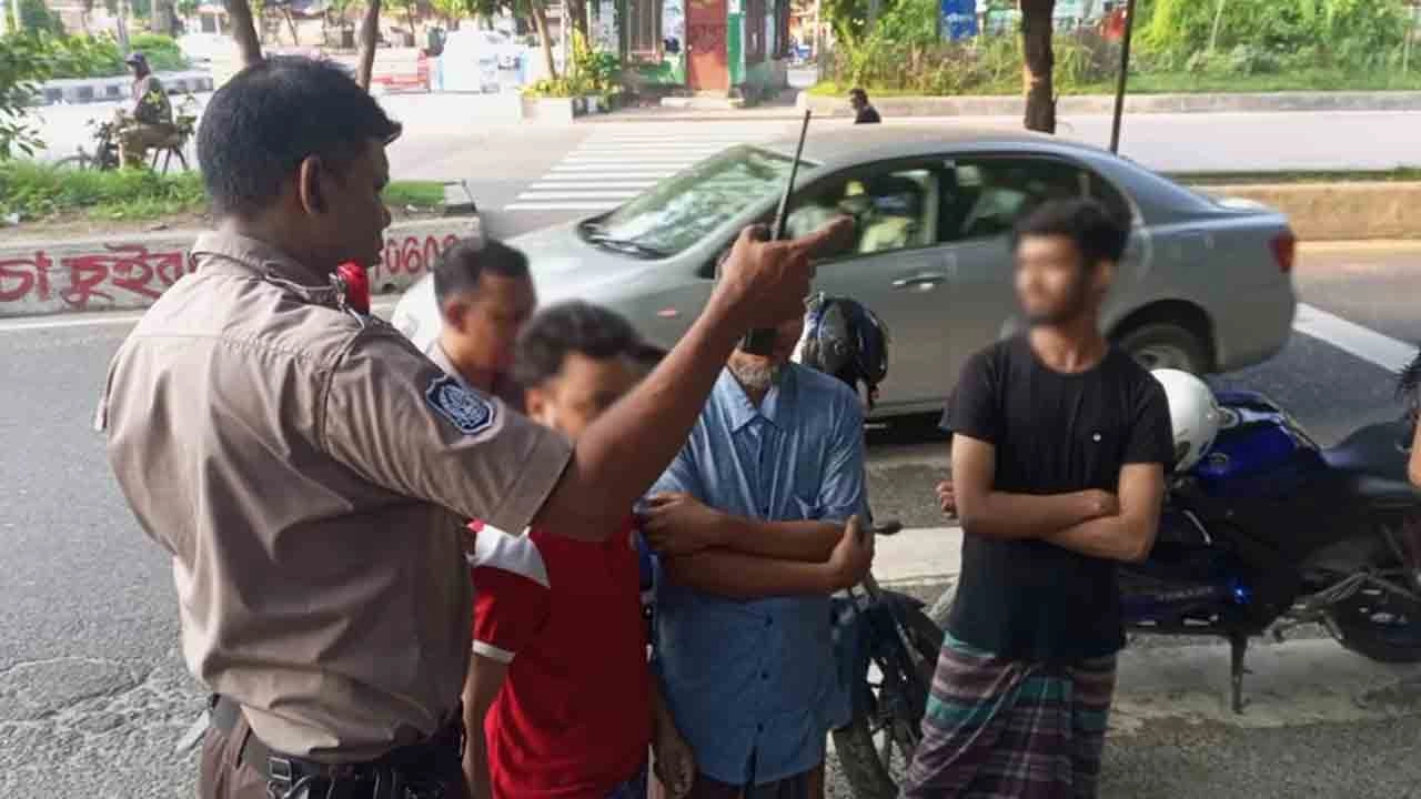 খেজুর বাগান মোড় থেকে ব্যানারসহ তিনজনকে আটক করেছে পুলিশ