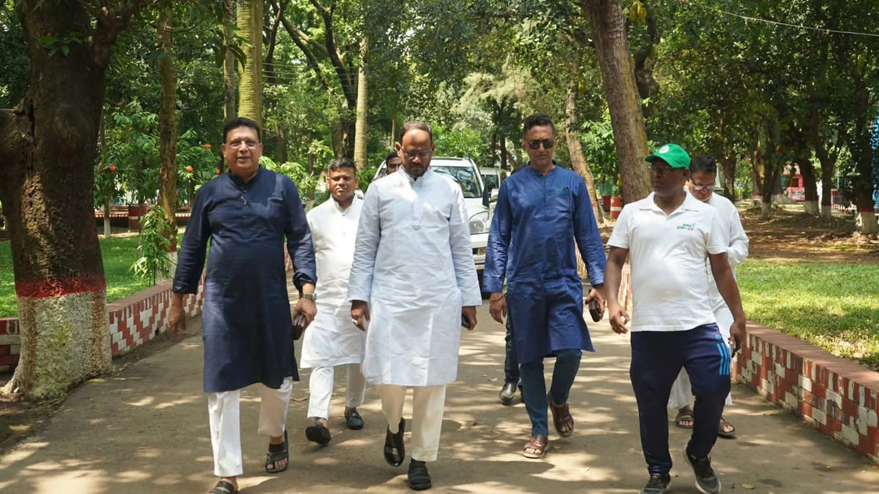 বিভিন্ন স্থাপনা ঘুরে দেখেন প্রতিমন্ত্রী টুকু।