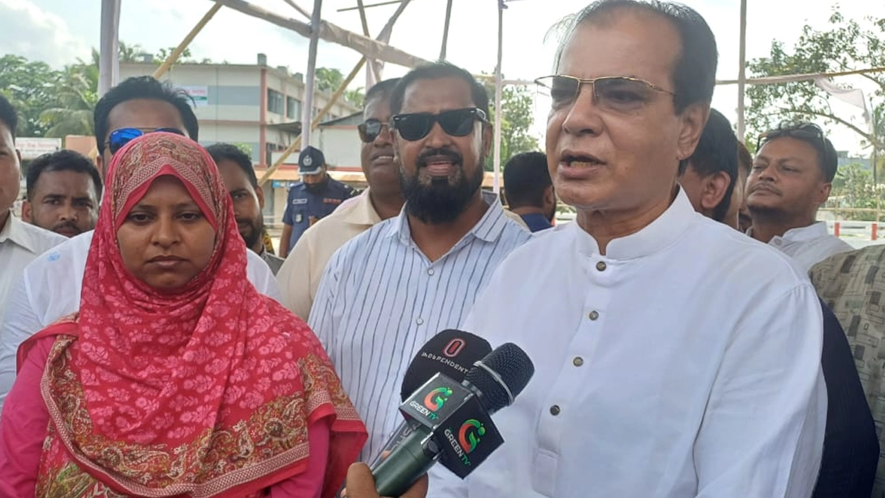 ‘খোর্দ’ খাল পরিদর্শনকালে দুর্যোগ ব্যবস্থাপনা ও ত্রাণমন্ত্রী আসাদুল হাবিব দুলু