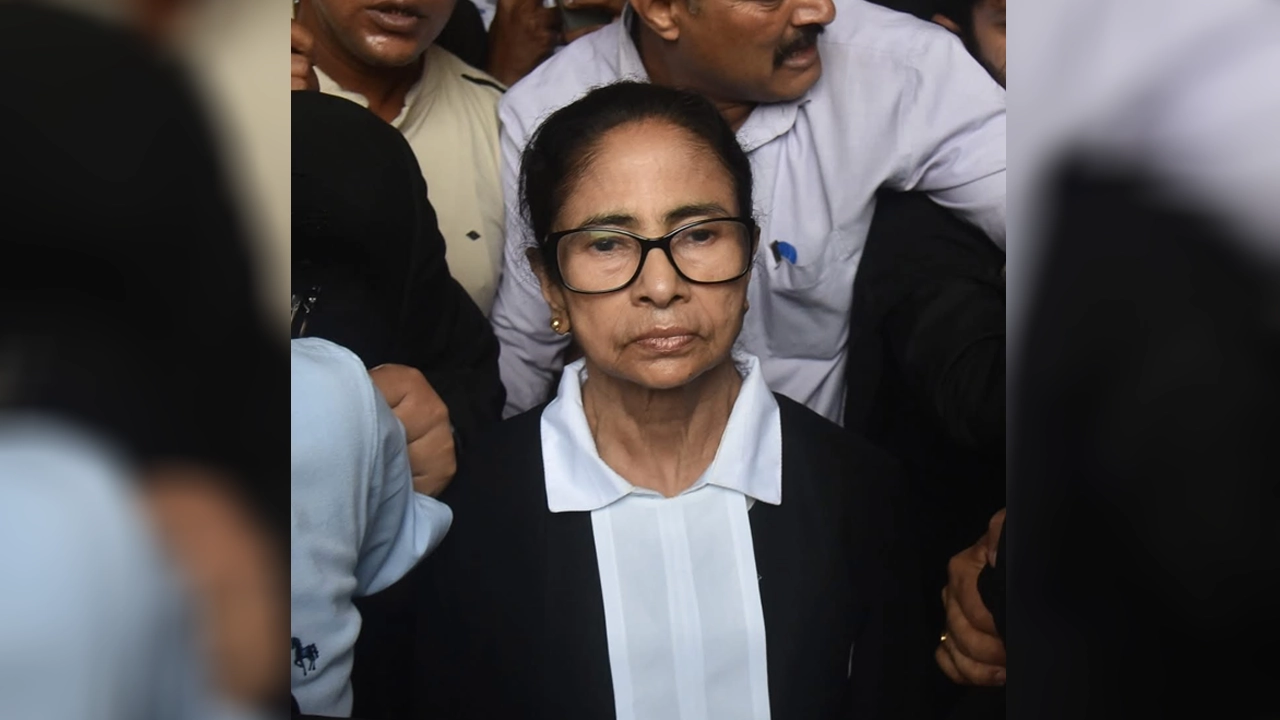 কলকাতা হাইকোর্টে আইনজীবীর পোশাকে মমতা বন্দ্যোপাধ্যায় ।। ছবি: সংগৃহীত
