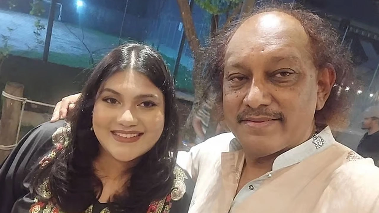 বাবা কায়সার হামিদের সঙ্গে হাসিমুখ কারিনা কায়সার।